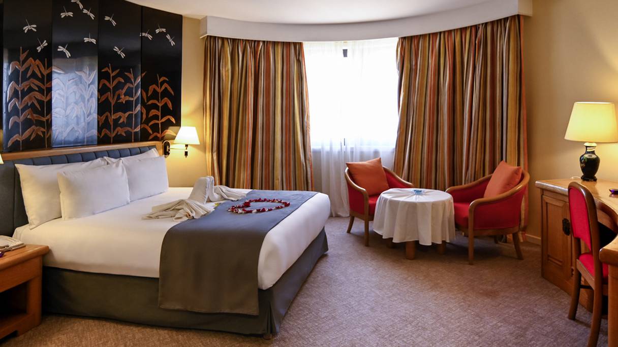 Une chambre d'hôtel dans un établissement touristique au Maroc.
