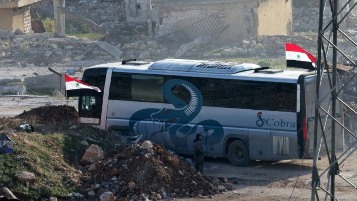 Un bus au passage de Ramoussa, sous contrôle des forces gouvernementales syriennes dans le sud d'Alep, le 18 décembre 2016.
