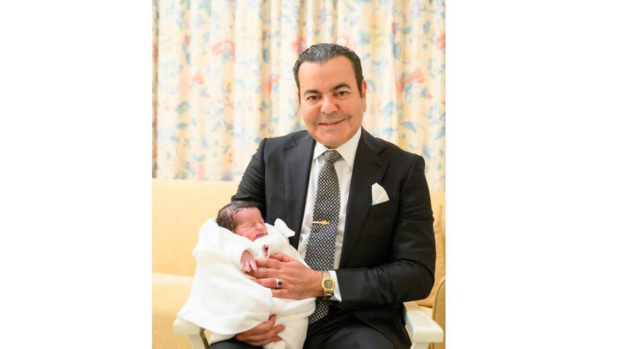 Son Altesse Royale le Prince Moulay Rachid présente son second fils, Son Altesse le Prince Moulay Abdeslam, le 2 juin 2022. 
