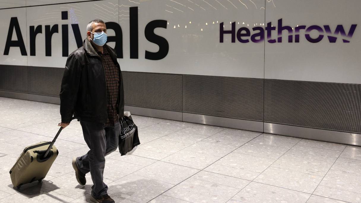 Un homme à l'aéroport de Heathrow, à Londres, le 30 novembre 2021. Il est conseillé à tous les passagers entrant au Royaume-Uni de passer un test PCR deux jours après leur arrivée et s'auto-isoler jusqu'au résultat négatif.
