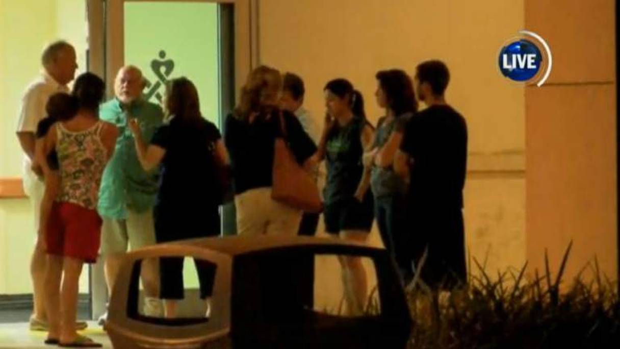 Capture d'écran de KLFY News de personnes devant l'hôpital le 23 juillet 2015 à Lafayette en Louisiane.
