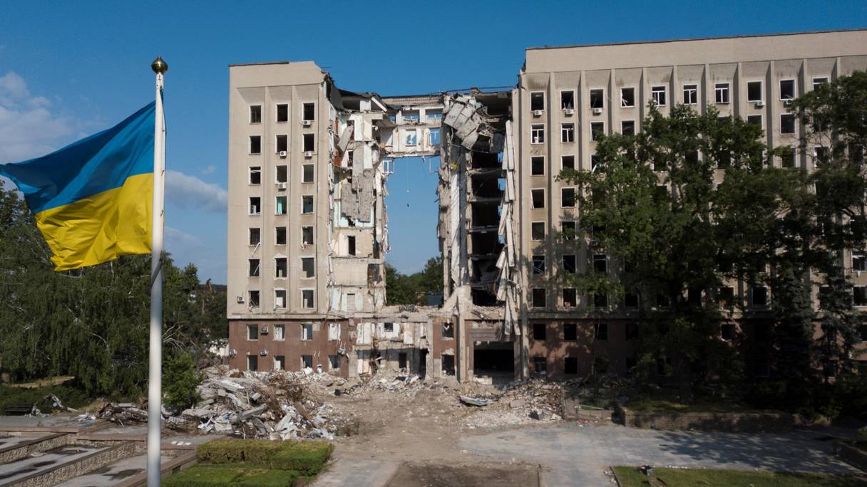 Le bâtiment du gouvernement régional détruit par une frappe de missile russe en mars 2022, dans la ville de Mykolaïv, dans le sud de l'Ukraine.
