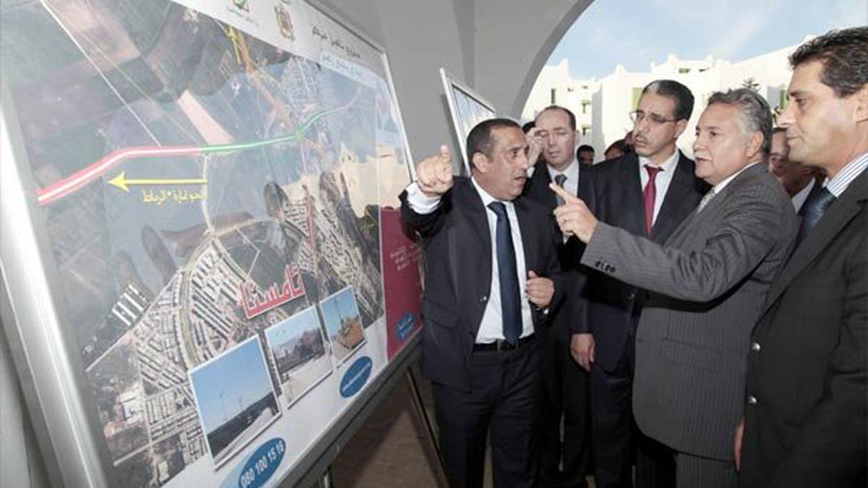 Nabil Benabdellah, ministre de l'Habitat, lors d'une visiste de la ville de Tamesna en novembre 2013.
