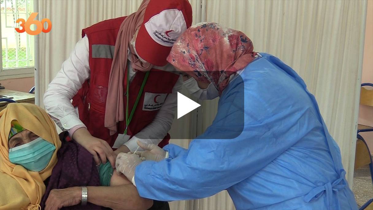Une citoyenne, âgée de plus de 75 ans, se faisant vacciner à Moulay Yaâcoub, le vendredi 5 février 2021.

