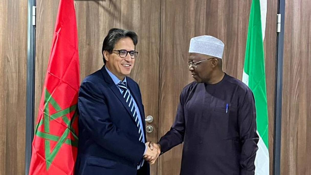 Abdellatif Bardach, président de l'ANRE, et Sanusi Garba, président de la NERC, lors de la cérémonie de signature d'un MoU entre le Maroc et le Nigéria, pour leur coopération dans la régulation de l'électricité,  le 21 novembre 2022, à Abuja.
