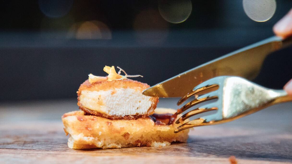 Un nugget de poulet fabriqué en laboratoire, servi dans un restaurant de Singapour le 19 décembre 2020.
