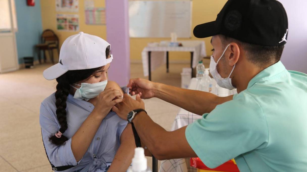 Une élève reçoit une injection d'un vaccin anti-Covid-19 dans un centre de vaccination à Dakhla, le 12 septembre 2021.
