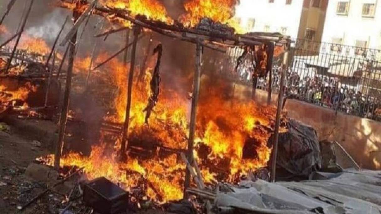 Un incendie détruit 80 commerces dans le souk populaire d’Ain Azliten, à Fès, le 31 août 2020. 
