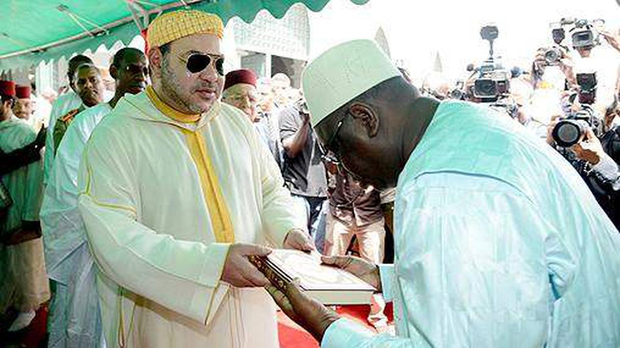 Le commandeur des croyants, le roi Mohammed VI, remettant des exemplaires du Saint Coran aux autorités religieuses bissau-guinéennes. 
