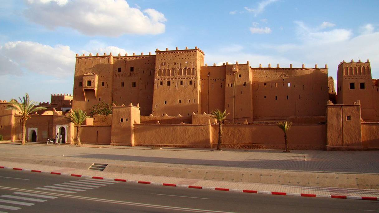 La Kasbah de Taourirt, sur une colline de Ouarzazate, fut construite au XVIIe siècle par la tribu des Glaoui. A la confluence des vallées du Draâ et du Dadès, Ouarzazate est une ancienne ville de garnison, située à 1.160 mètres d'altitude dans le Haut Atlas. 
