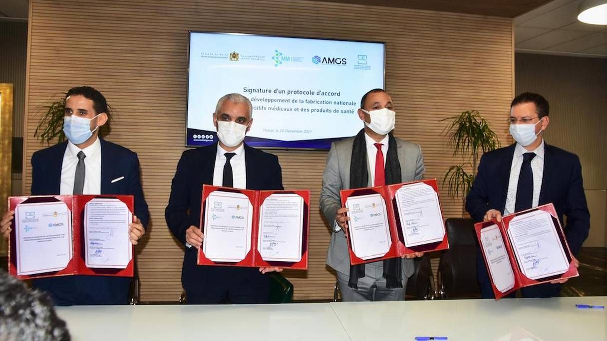 Signature du protocole d’accord relatif au développement de la fabrication nationale des dispositifs médicaux, en présence du ministre de la Santé, Khalid Aït Taleb, et celui de l'Industrie, Ryad Mezzour, le 28 décembre 2021 à Rabat. 
