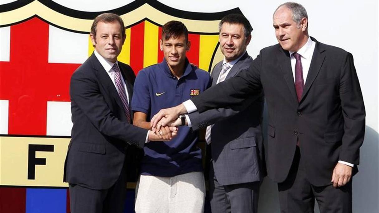 Sandro Rosell, alors président du FC Barcelone, avait transféré Neymar du Brésil en 2013. Joseph Maria Bartomeu était alors le bras droit du boss de Barça. 
