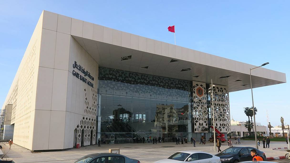 Gare de Rabat-Agdal. Initialement construite en 1925, rénovée une première fois en 2004, elle a ensuite connu un important réaménagement dans les années 2010 pour accueillir le train à grande vitesse Al Boraq, en 2018.
