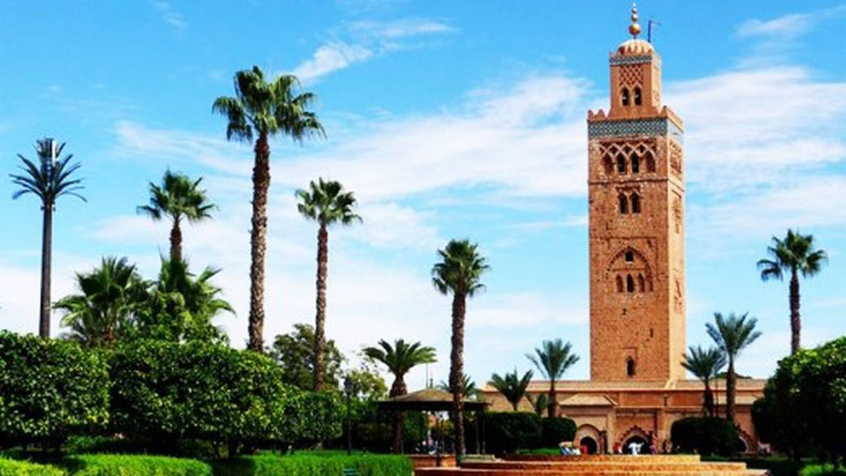 La Koutoubia de Marrakech reflète l'art des Almohades (XIIe siècle). Son minaret de 77 mètres, surmonté d'une flèche et d'orbes métalliques, fut sans doute inspiré d'autres bâtiments, comme ses contemporaines tour Hassan (Rabat), ou Giralda (Séville). 
