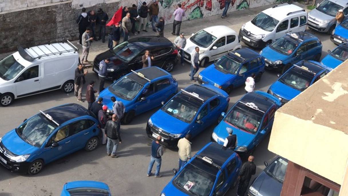 Les chauffeurs de taxi de Rabat protestent devant Hit Radio.
