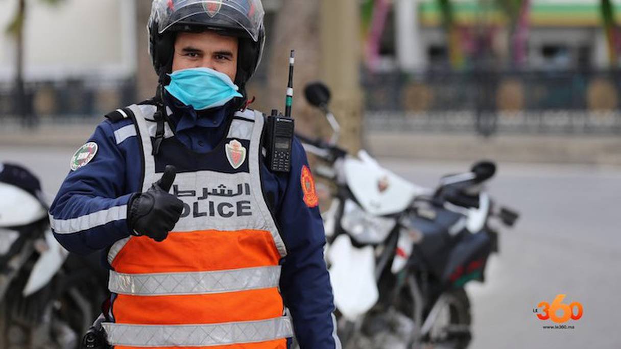 A Tanger, un policier de la Brigade des motards fier d'accomplir son devoir. 
