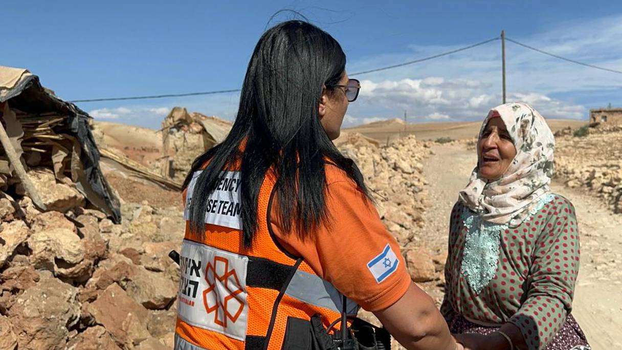 Une secouriste israélienne au chevet d'une victime du séisme qui a frappé le Maroc, ici à Tizi Ouaddou.