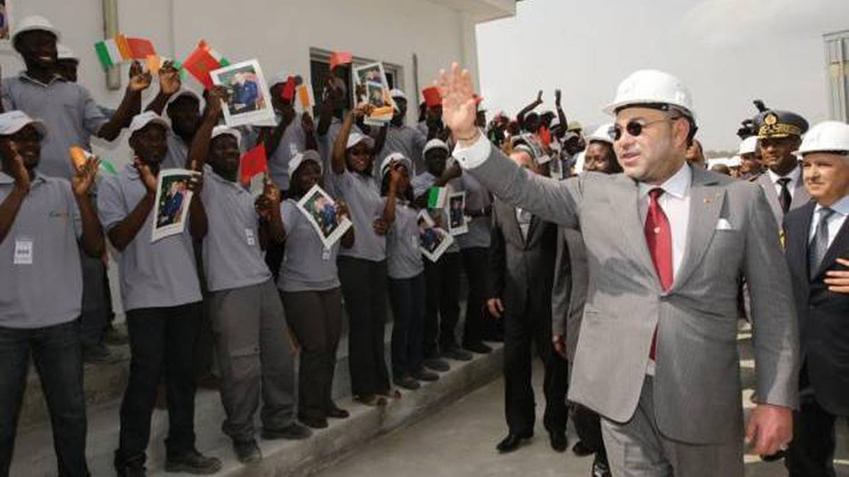 Le roi Mohammed VI, sur l'un des chantiers inaugurés il y a deux ans en Côte-d'Ivoire. 
