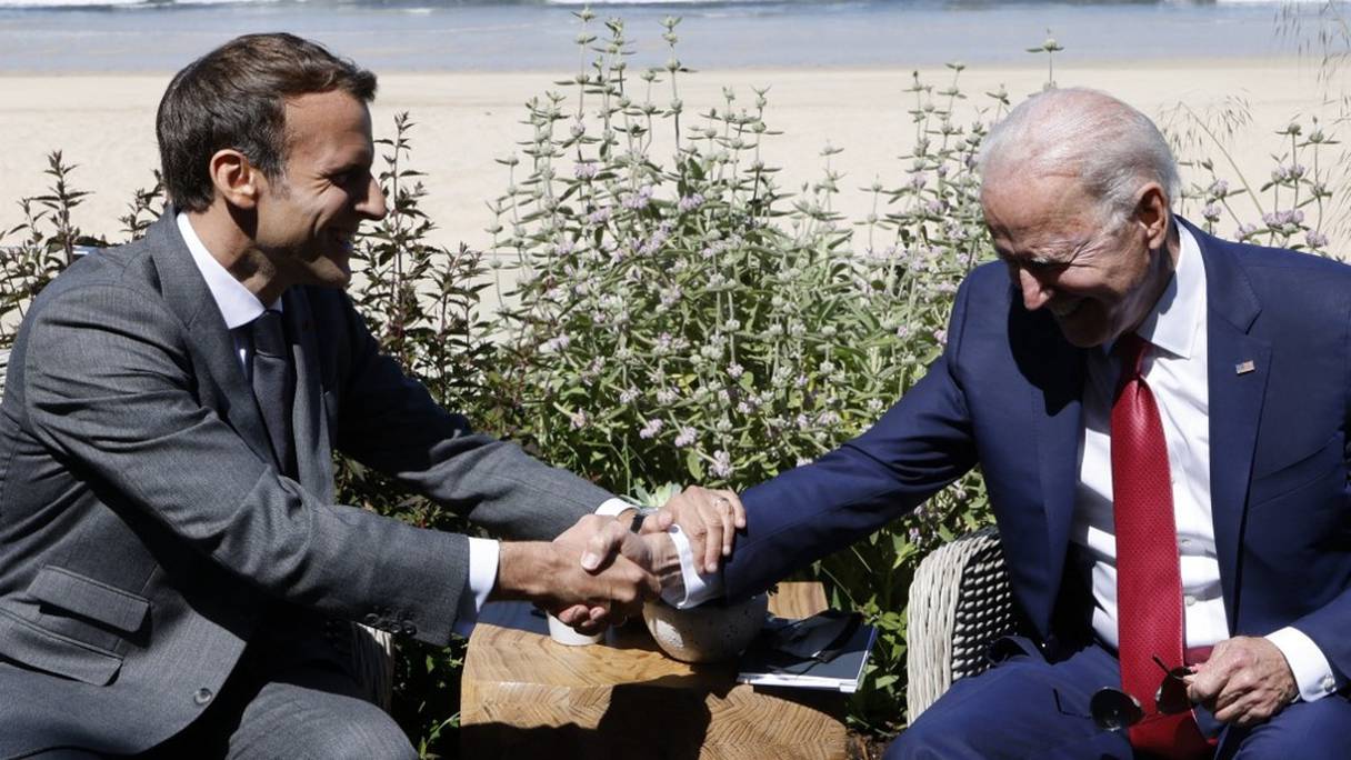 Le président français Emmanuel Macron et le président américain Joe Biden, juste avant une réunion bilatérale lors du sommet du G7 à Carbis Bay, en Cornouailles, le 12 juin 2021.
