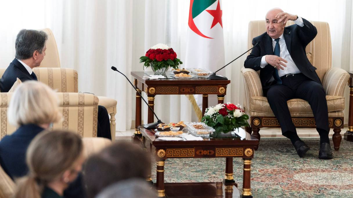 Le président algérien Tebboune lors de son monologue devant le secrétaire d'Etat américain, Antony Blinken, le 30 mars 2022 à Alger.
