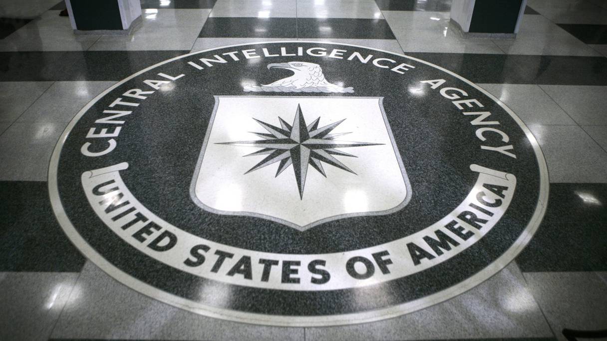 Un symbole célèbre du renseignement: l'emblème sur le sol de l'entrée de la CIA, à Langley, dans l'Etat de Virginie. 
