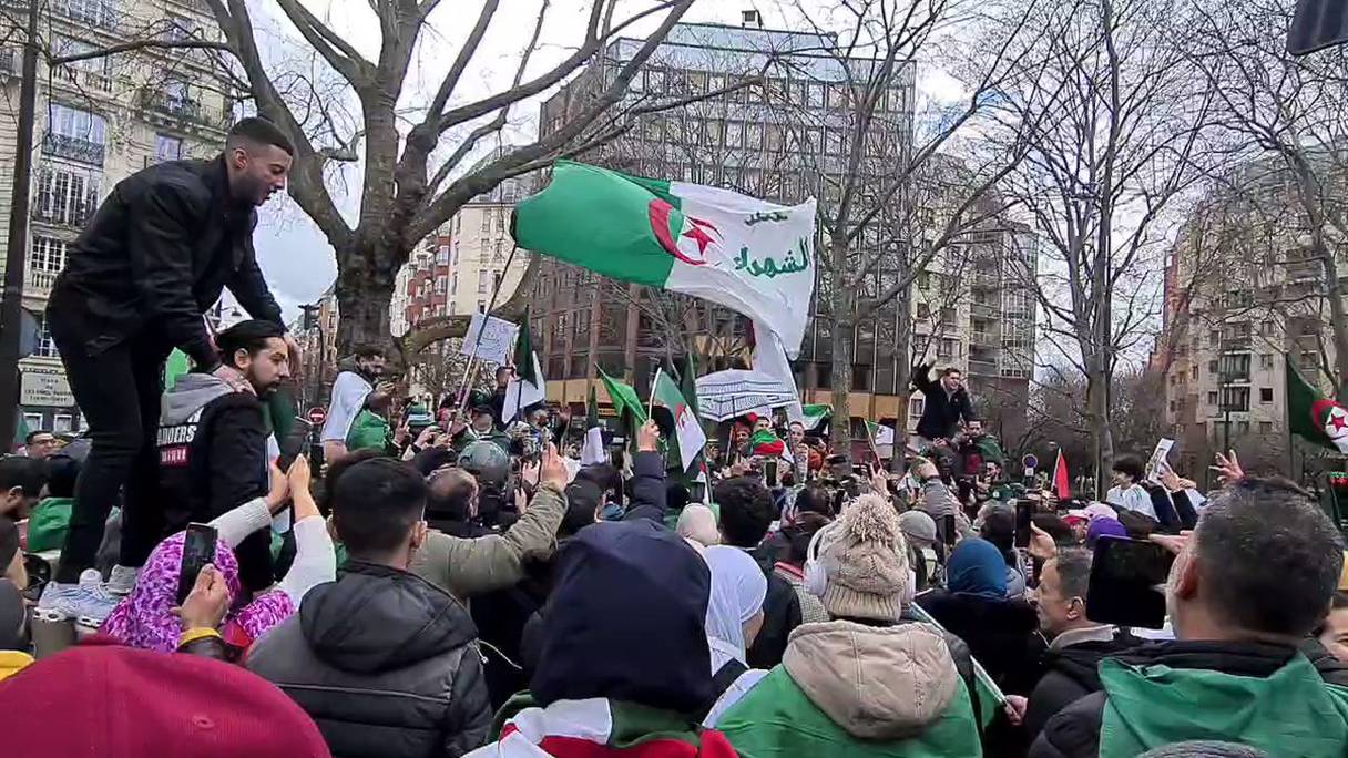 Manifestation de soutien au pouvoir algérien, le 19 mars 2023, Place du Colonel Fabien à Paris.