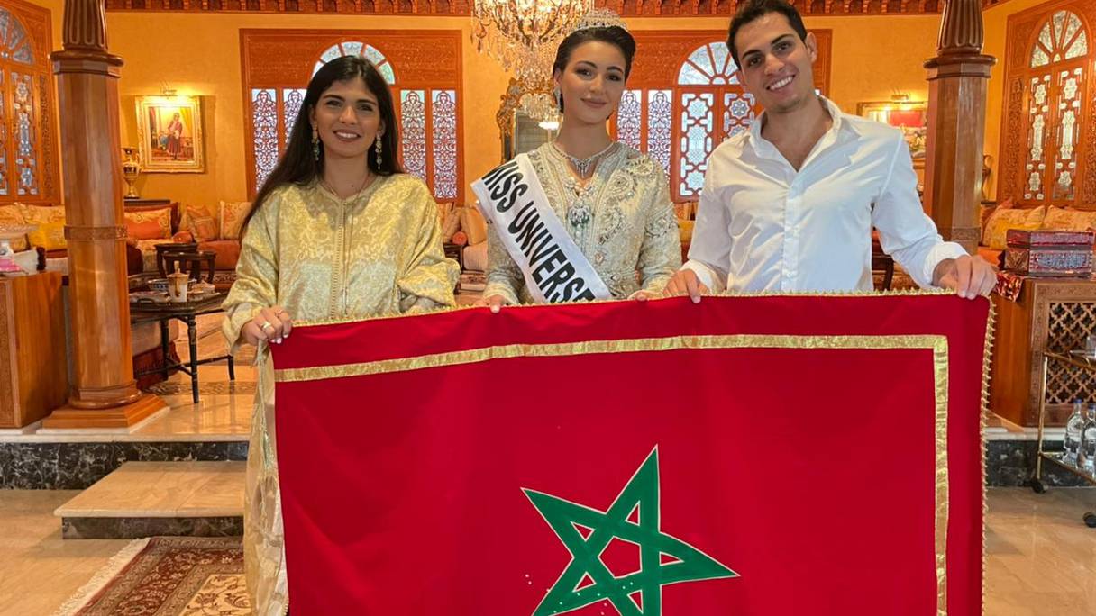 Passation du titre Miss Maroc 2021 entre Fatima-Zahra Khayat (à gauche) et sa 1ère dauphine, la nouvelle Miss Maroc, Kawtar Benhlima (au milieu). A droite, Saad Bennani, organisateur du concours Miss Maroc.
