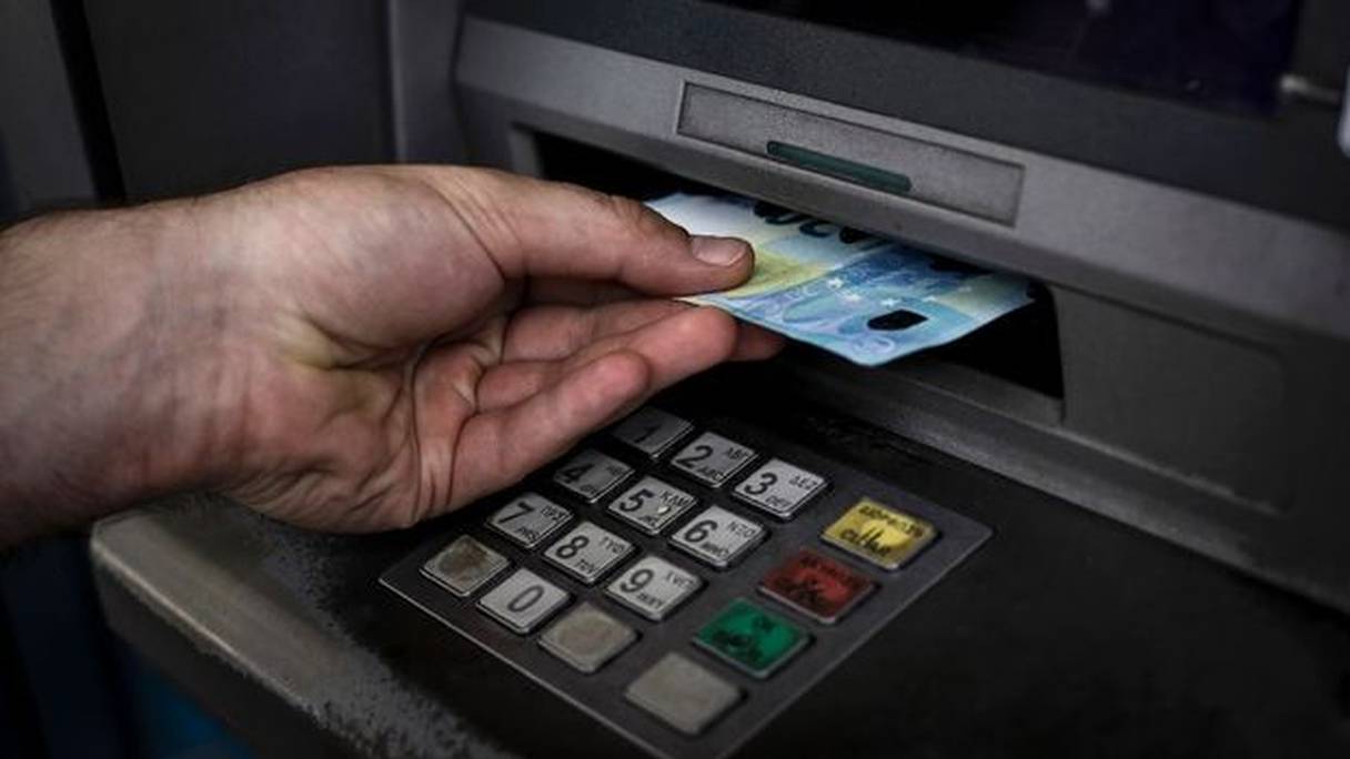 Les pirates pouvaient commander à distance des distributeurs automatiques de billets, qu'ils programmaient pour distribuer de l'argent à un moment précis.
