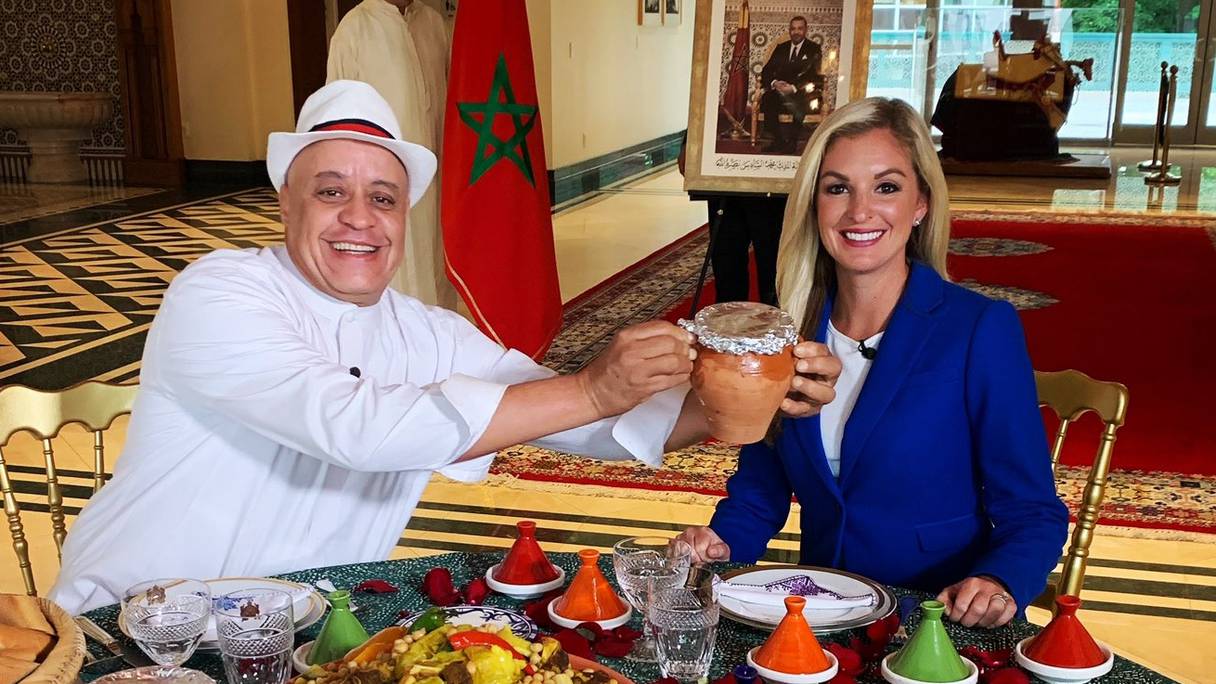 La présentatrice de la chaîne américaine Fox5, Taylor Grenda, en compagnie du Chef Moha, à l'ambassade du Maroc aux Etats-Unis.