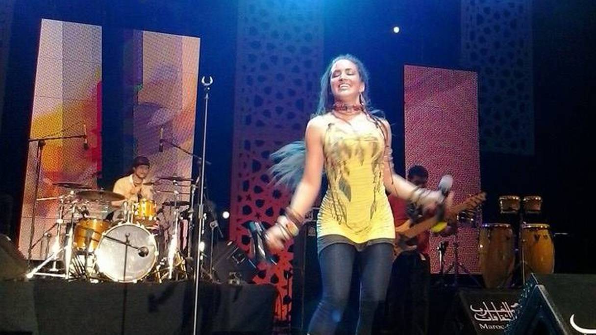 Pour son premier concert au Maroc, Samia Tawil s'est produite sur la scène de Salé, vendredi soir, dans le cadre du festival Mawazine. Un show très rock avec sonorités orientales et gnaouas qui viennent ancrer sa musique dans la terre originelle. 
