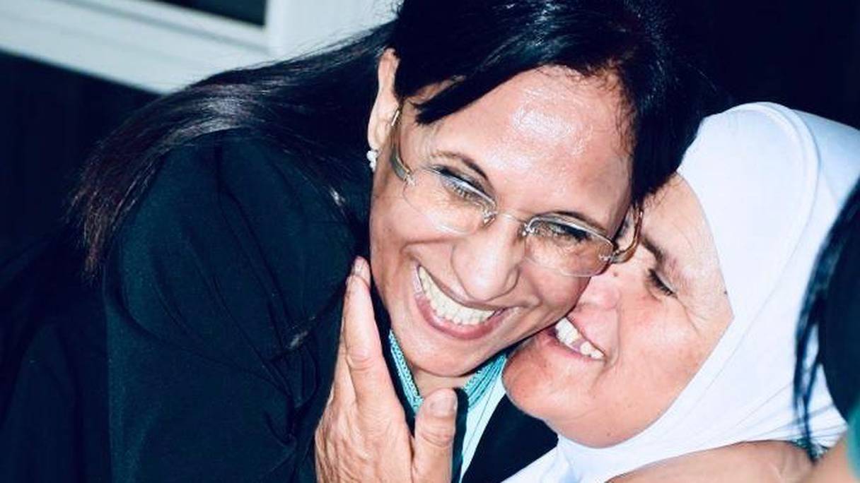Amina Bouayach (g.), présidente du CNDH, avec la mère de l'un des détenus d'Al Hoceima.
