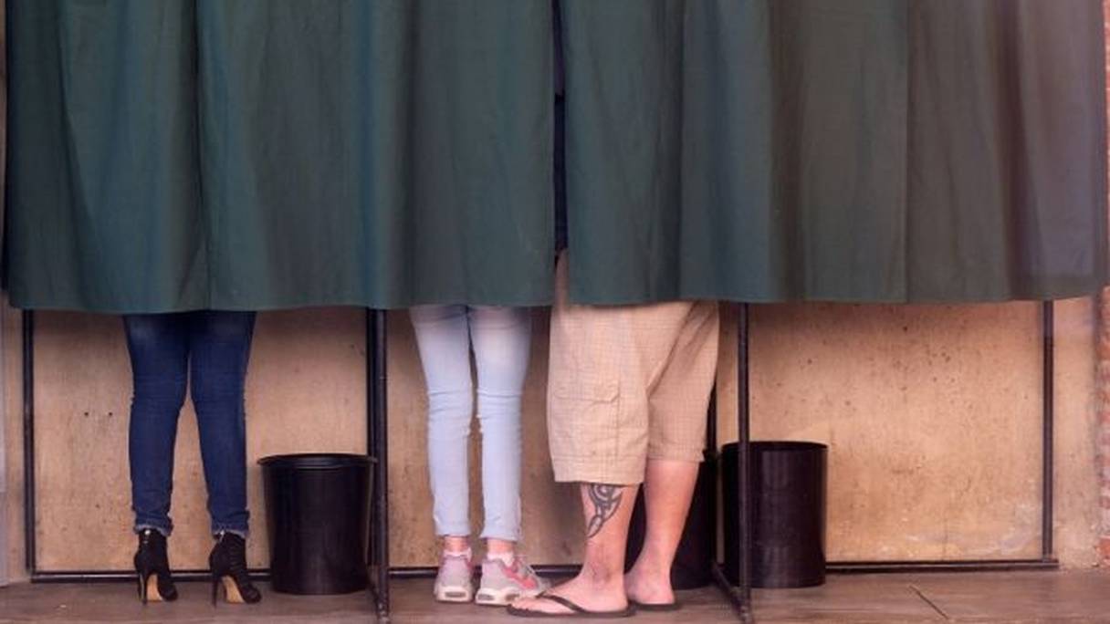Des électeurs dans un isoloir à Villefranche-de-Lauragais, près de Toulouse, le 23 avril 2017.
