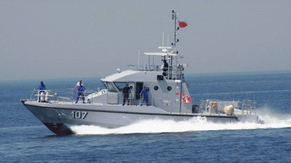 Un navire-garde-côtes de la Marine royale en patrouille.
