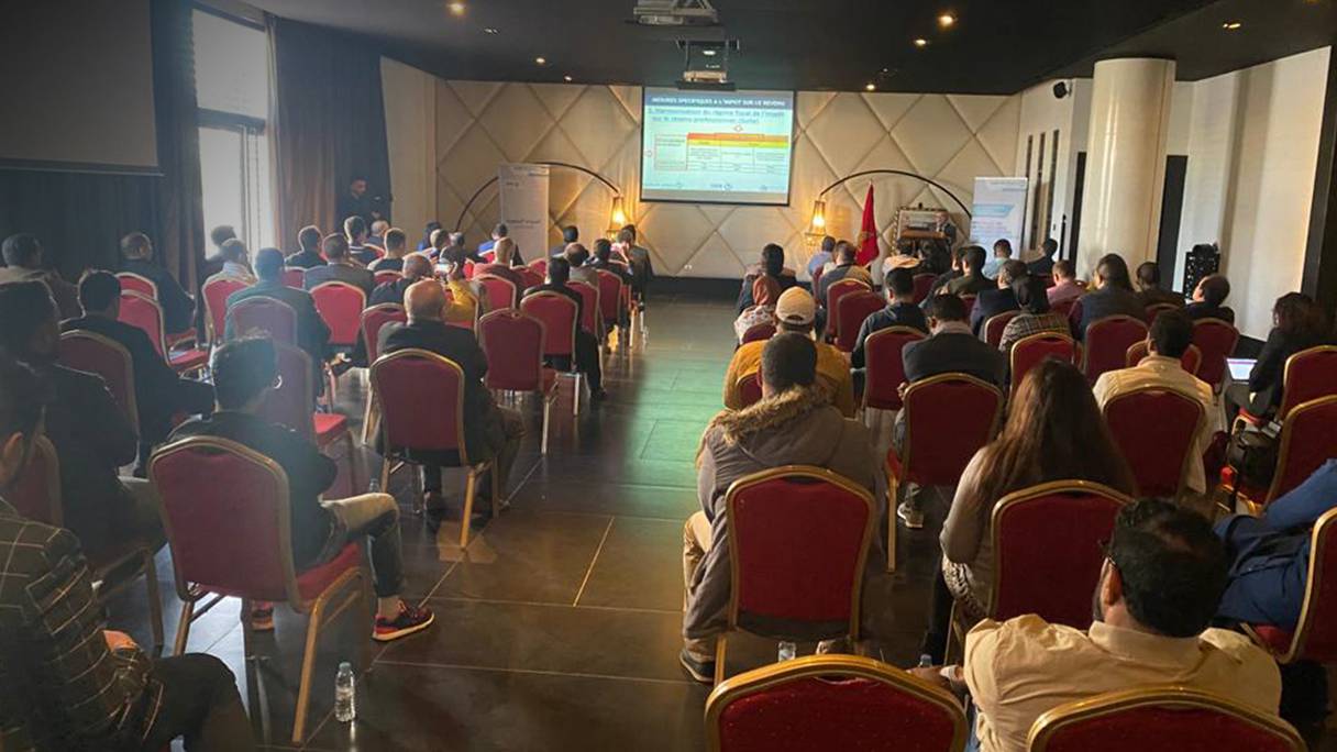 Plusieurs personnes assises dans une salle lors de la tournée de Bank Of Africa à Agadir, pour la présentation de la Loi de finances, vendredi 6 janvier 2023. 
