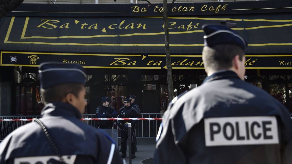 Des policiers patrouillent près du Bataclan, à Paris, le 14 novembre 2015.

