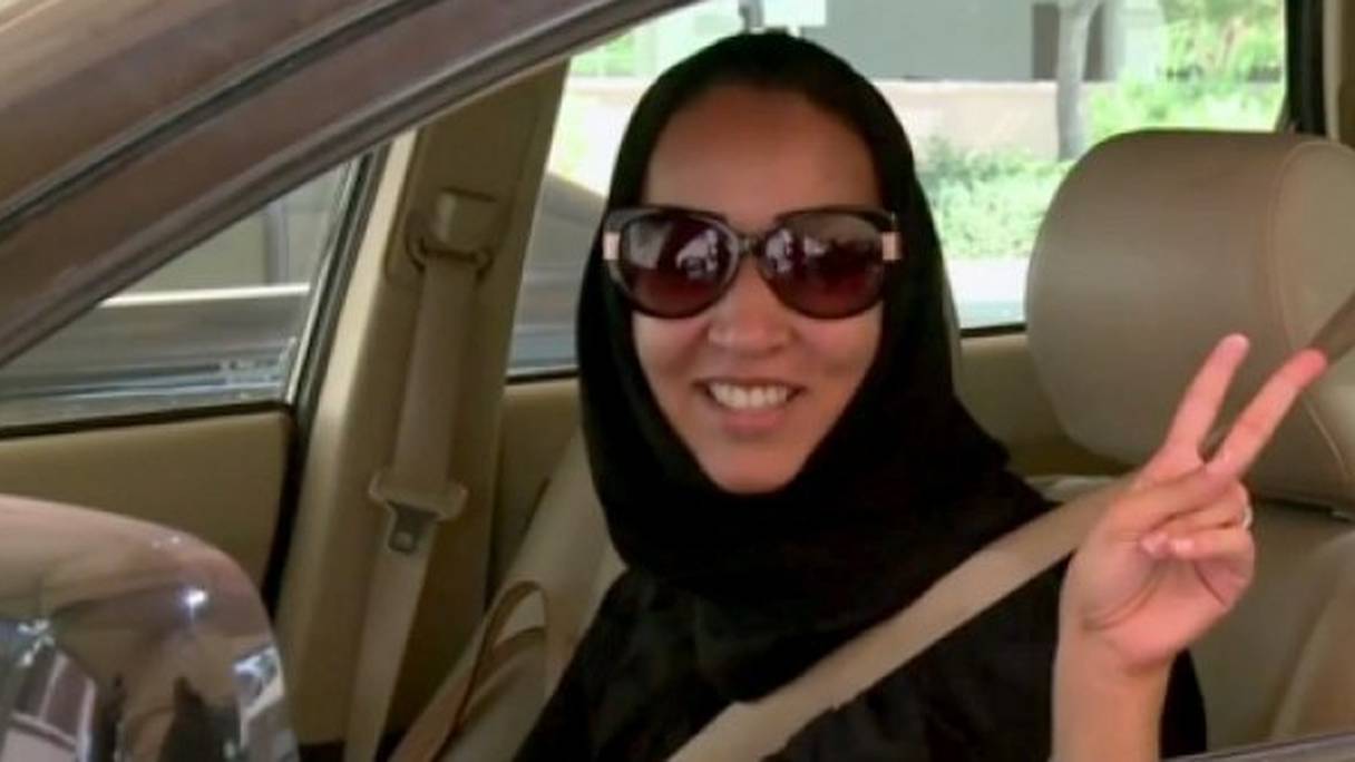 Manal al-Sharif au volant de sa voiture en 2011.
