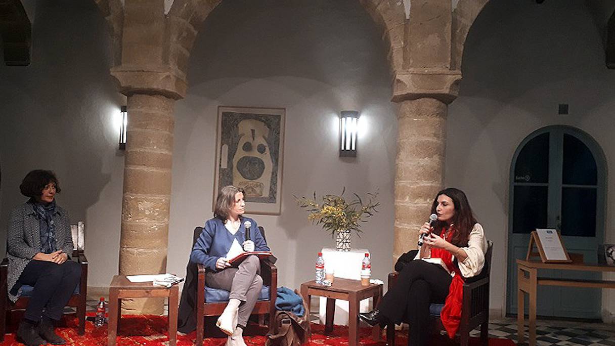 Loubna Serraj (à droite), ici à Essaouira, le 5 mars 2021, pour la présentation de son dernier roman, Pourvu qu'il soit de bonne humeur (La Croisée des Chemins/Au Diable Vauvert). 
