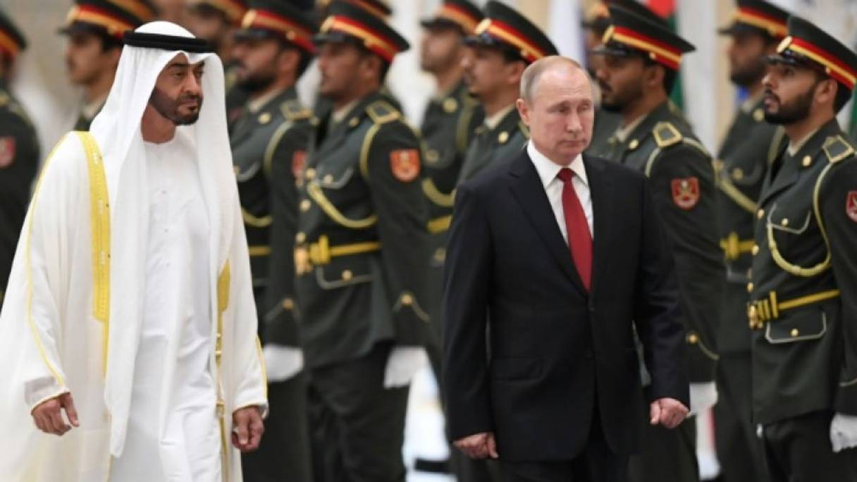 Le président de la fédération de Russie, Vladimir Poutine, et le prince héritier Mohamed ben Zayed al-Nahyane, le 15 octobre 2019 à Abou Dhabi. 
