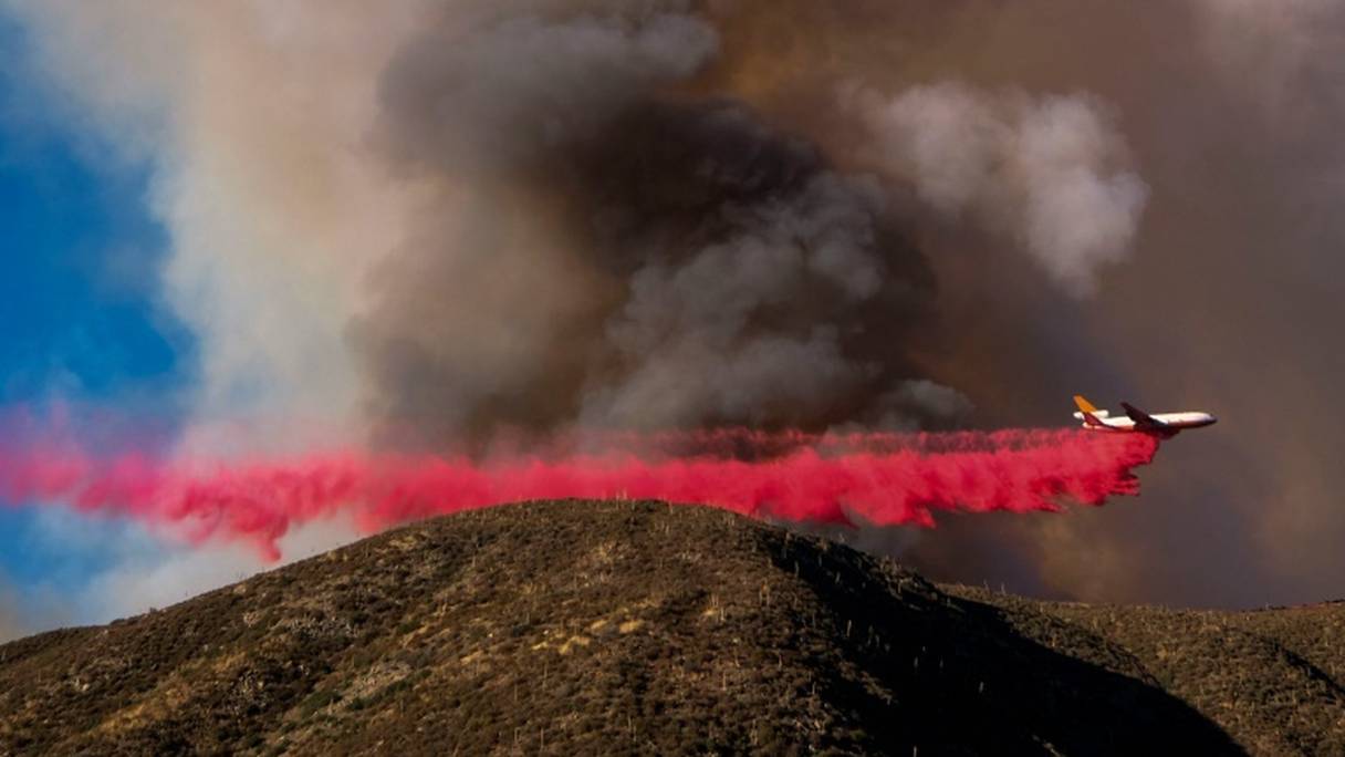 Un avion anti-incendie largue du retardateur de flammes à Lytle Creek, en Californie, le 16 août 2016.
