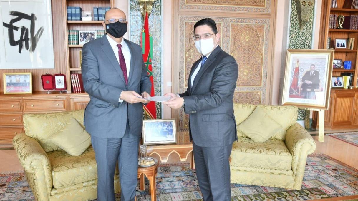 Yasser Othman, ambassadeur de la République arabe d’Egypte, remet les copies figurées de ses lettres de créance au ministre marocain des Affaires étrangères, de la Coopération africaine et des Marocains résidant à l'étranger, Nasser Bourita..
