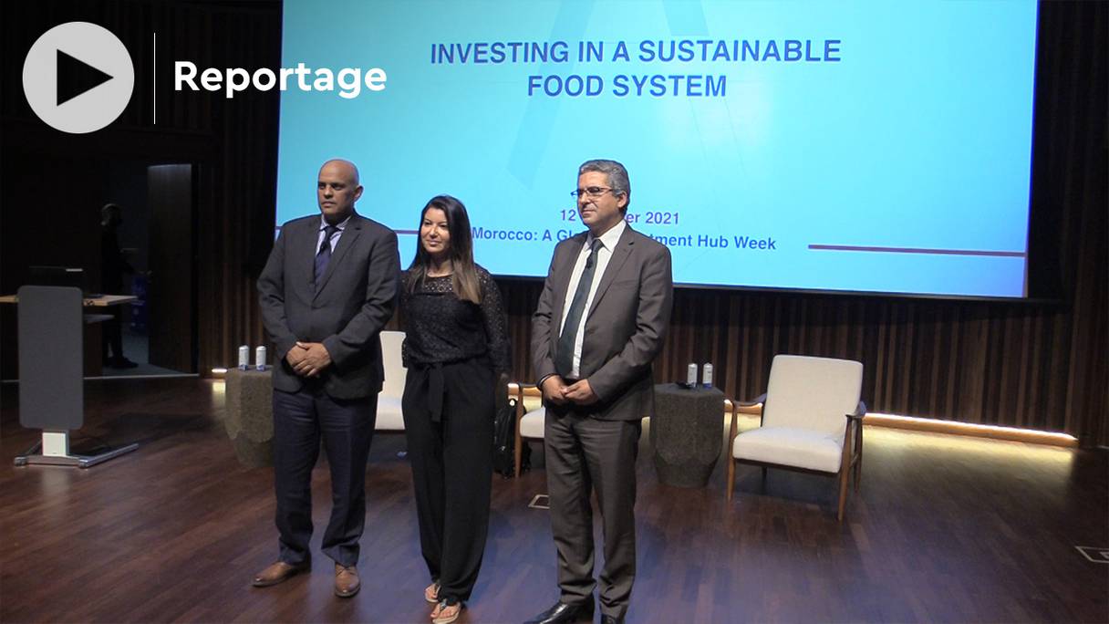 El Mahdi Arrifi, directeur général de l'Agence pour le développement agricole (ADA) et Ghita El Ghorfi, directrice générale de Morocco FOODEX, en compagnie d'un modérateur de la rencontre qui s'est tenue le 12 octobre 2021 à Dubaï, lors de l'expo universelle. 
