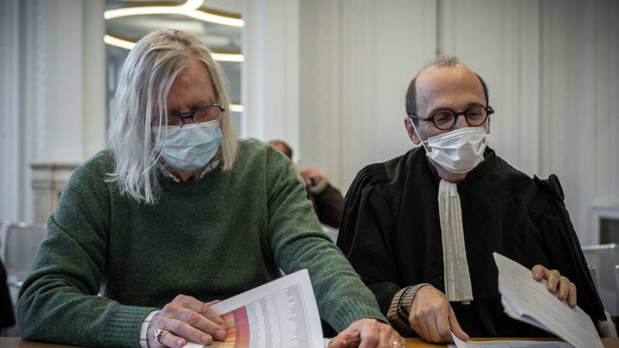 Didier Raoult et son avocat Fabrice Di Vizio, à une audience devant la chambre disciplinaire de l'ordre des médecins de Bordeaux, le 5 novembre 2021. Le professeur de médecine français est accusé d'avoir promu un antipaludique, l'hydroxychloroquine, comme traitement contre le Covid-19.
