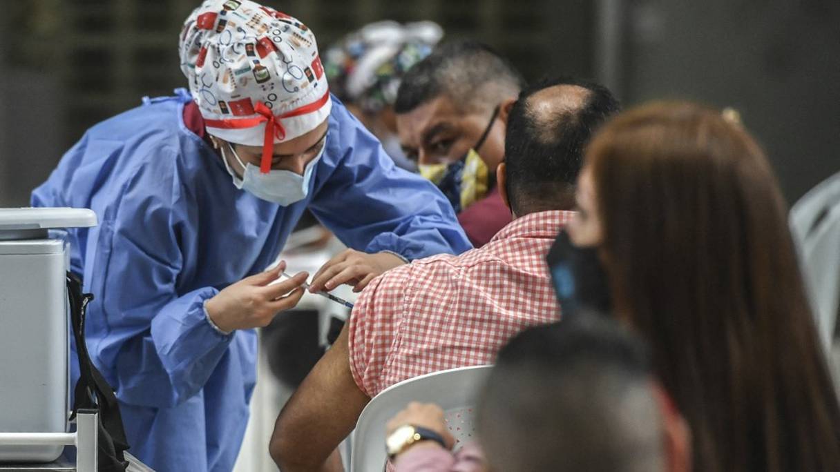 Une infirmière injecte un vaccin anti-Covid-19 à un homme dans un centre de vaccination de Medellin, en Colombie, le 1er juin 2021.
