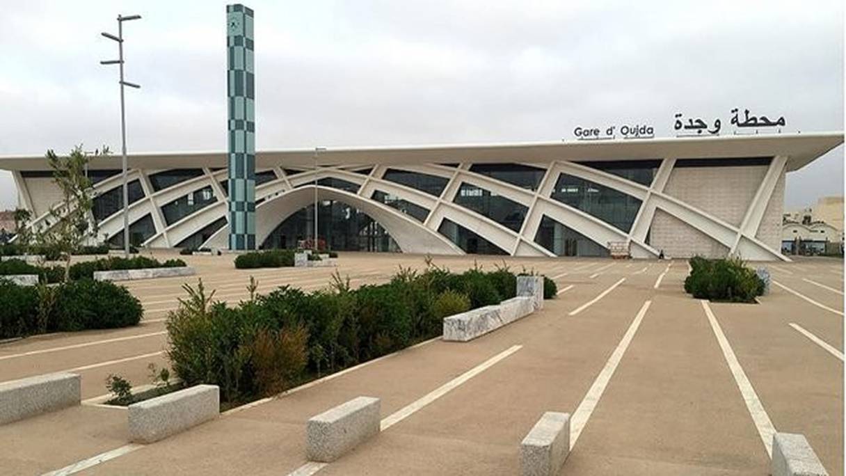 Nouvelle gare d'Oujda (Oriental). La réhabilitation du centre-ville comprend le projet Oujda Urba Pole, un quartier d'affaires qui sera, à terme, desservi par une nouvelle gare multi-services située au sud de ce site, laquelle sera raccordée au réseau Al Boraq, la LGV marocaine.
