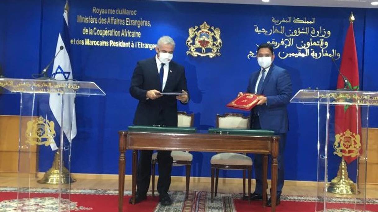 Yaïr Lapid, ministre israélien des Affaires étrangères, et son homologue marocain, Nasser Bourita, ont signé 3 accords de coopération, à Rabat le 11 août 2021.
