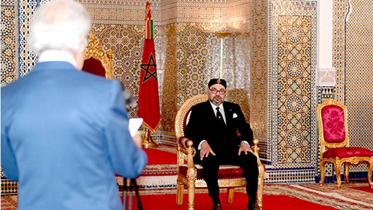 Le wali Jouahri présente au roi le rapport annuel de Bank Al-Maghrib
