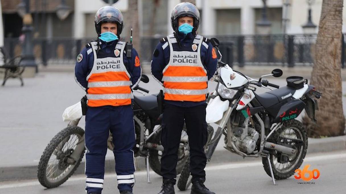 A Tanger, des policiers veillent au respect du confinement, en donnant l'exemple.
