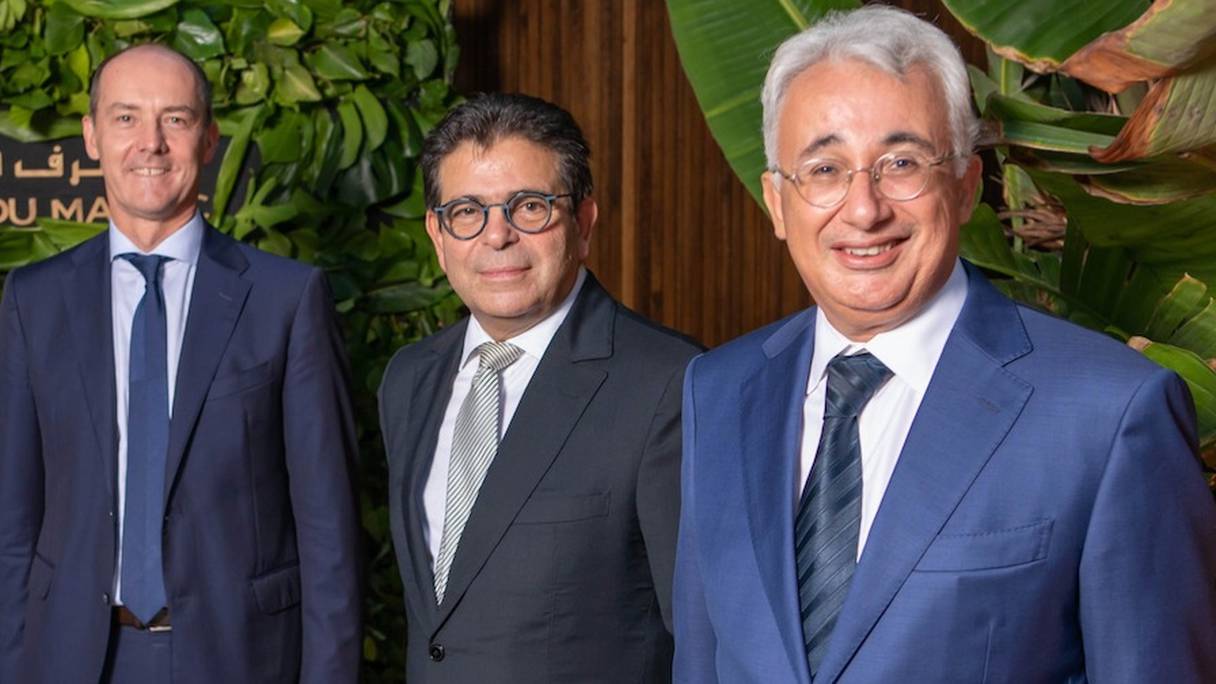 De g à d: Bernard Muselet (nouveau président du directoire), Baldoméro Valverde (président sortant) et Ismail Fassi Fihri (président du conseil de surveillance)
