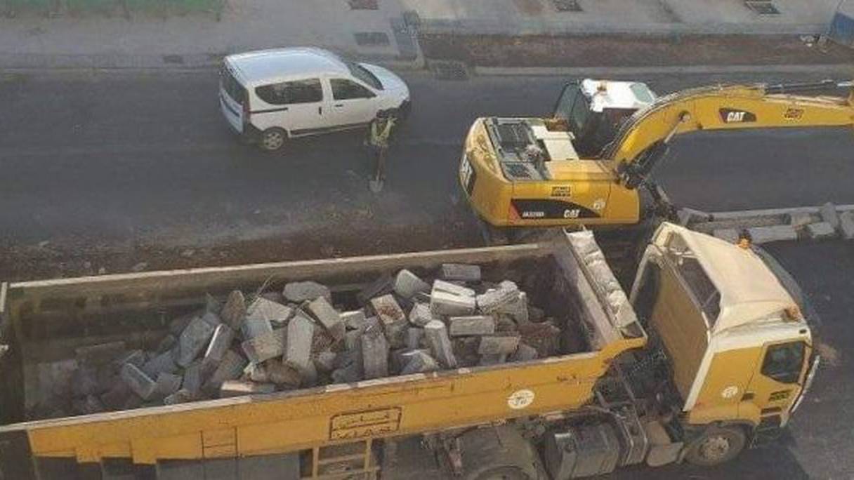 Des bulldozers pour libérer des chaussées à Agadir.
