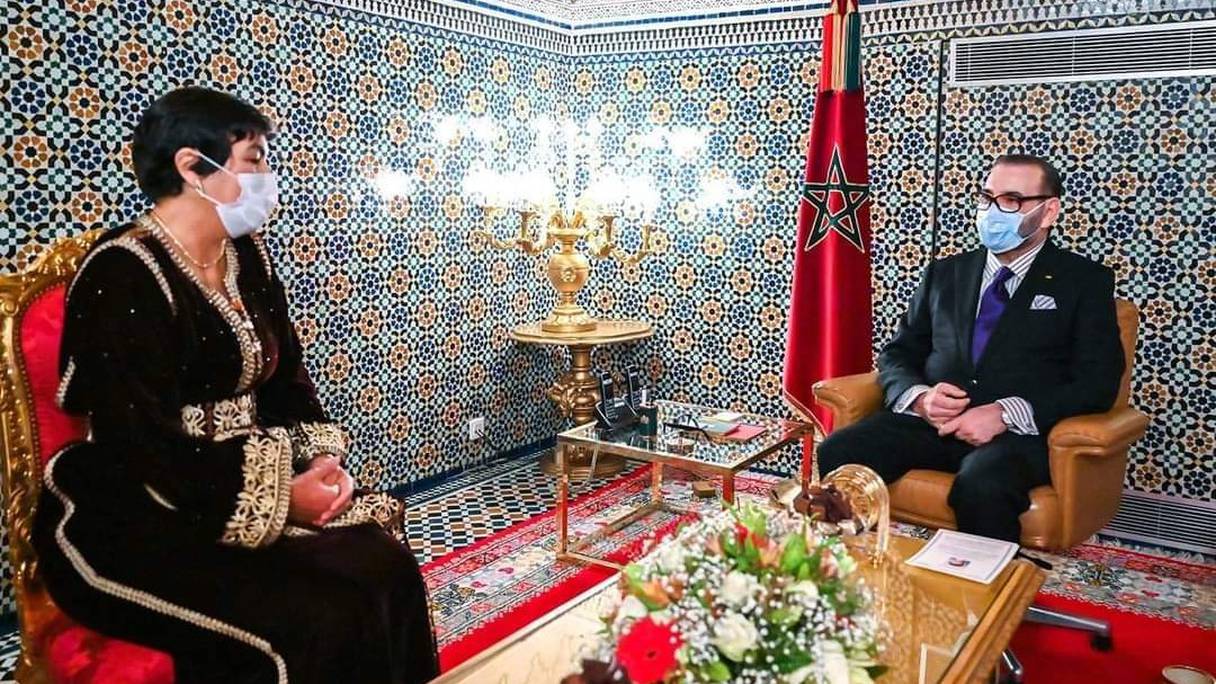 Le roi Mohammed VI reçoit, au palais royal de Fès, Zineb El Adaoui, nommée par décision royale premier président de la Cour des comptes, le 22 mars 2021. 
